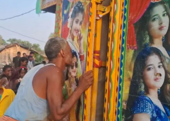 पोस्टर में भी सेफ नहीं लड़कियां… डांसर को चूमते अधेड़ का वीडियो वायरल