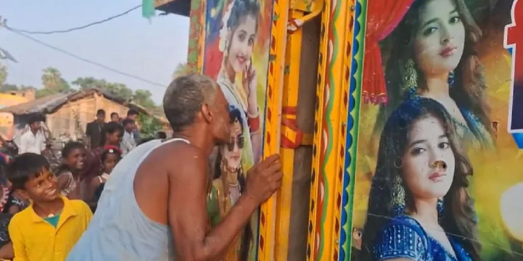 पोस्टर में भी सेफ नहीं लड़कियां… डांसर को चूमते अधेड़ का वीडियो वायरल