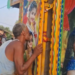 पोस्टर में भी सेफ नहीं लड़कियां… डांसर को चूमते अधेड़ का वीडियो वायरल