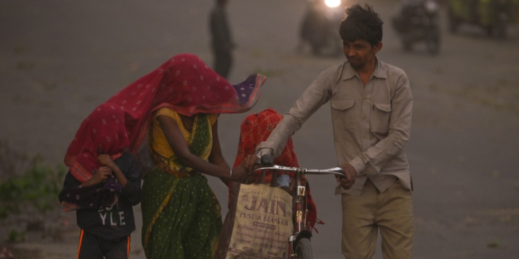 दिल्ली-NCR के लिए बड़ा मौसम अलर्ट: अगले 2 घंटे में टकराएगा भीषण रेतीला तूफान, IMD ने जारी किया येलो अलर्ट