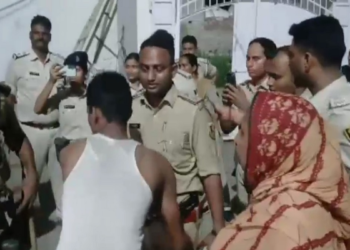 कौन हैं Sonu-Monu, जिनके घर छापा मारने गई पुलिस की गंजी-जांघिया पहने युवक ने लाइन लगवाकर ली तलाशी
