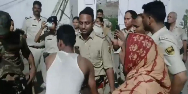 कौन हैं Sonu-Monu, जिनके घर छापा मारने गई पुलिस की गंजी-जांघिया पहने युवक ने लाइन लगवाकर ली तलाशी