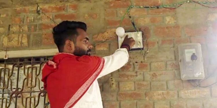 दावों में ‘रिकॉर्ड बिजली’ और हकीकत में ‘अंधेरी रातें’: भीषण गर्मी में बिजली ने तोड़ा दम; UP, दिल्ली और हरियाणा में त्राहि-त्राहि