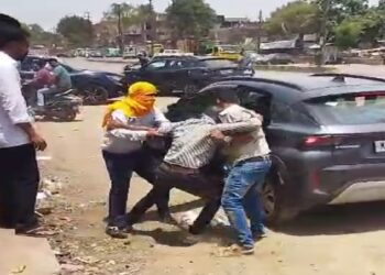 भोपाल में दिनदहाड़े मारपीट कर युवक का अपहरण, सोशल मीडिया पर वीडियो वायरल