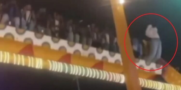 टूटी झूले की सीट बेल्ट, पलटकर पाइप पर गिरा और फिर 20 फीट नीचे, मेले में शख्स की दर्दनाक मौत