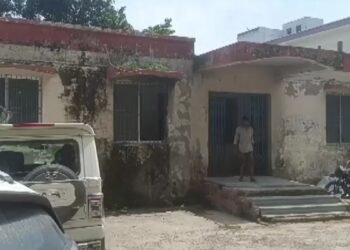 बिहार: सहरसा सदर अस्पताल में बड़ी लापरवाही, मानव विसरा को कुत्तों ने नोचकर खाया