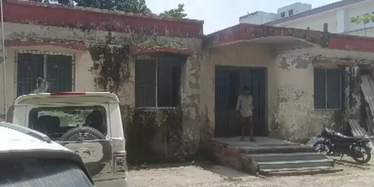 बिहार: सहरसा सदर अस्पताल में बड़ी लापरवाही, मानव विसरा को कुत्तों ने नोचकर खाया