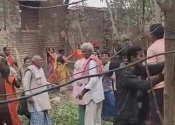 बेतिया में पुलिस पर हमला! जांच करने पहुंची टीम पर ग्रामीणों ने बरसाए ईंट-पत्थर, ASI समेत 3 घायल
