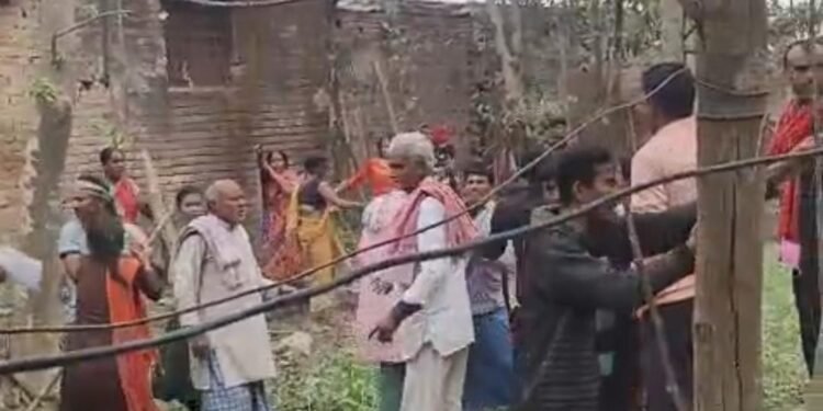 बेतिया में पुलिस पर हमला! जांच करने पहुंची टीम पर ग्रामीणों ने बरसाए ईंट-पत्थर, ASI समेत 3 घायल