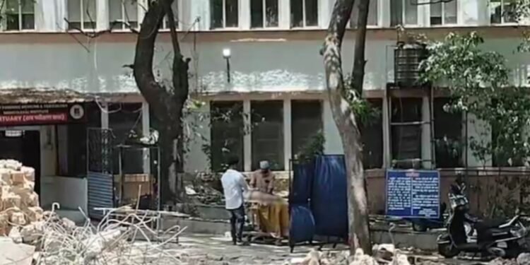 भोपाल: पोस्टमार्टम के बाद खुले में करने लगे लाश की सिलाई, सामने से गुजरते रहे लोग