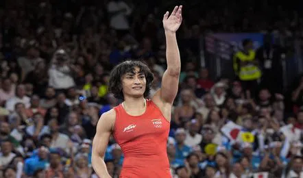Vinesh Phogat का मामला पहुंचा सुप्रीम कोर्ट: दिल्ली हाई कोर्ट के आदेश के खिलाफ WFI की याचिका!