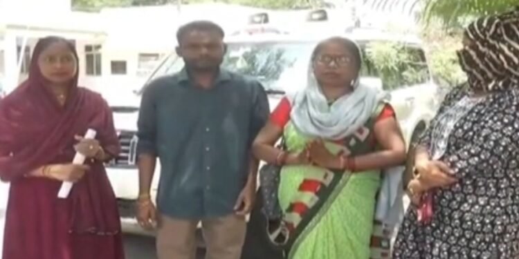 ‘काला कहकर ताने देती है, iPhone-AC मांगती है…’ ग्वालियर में बहू से परेशान मां-बेटा पहुंचे SP ऑफिस
