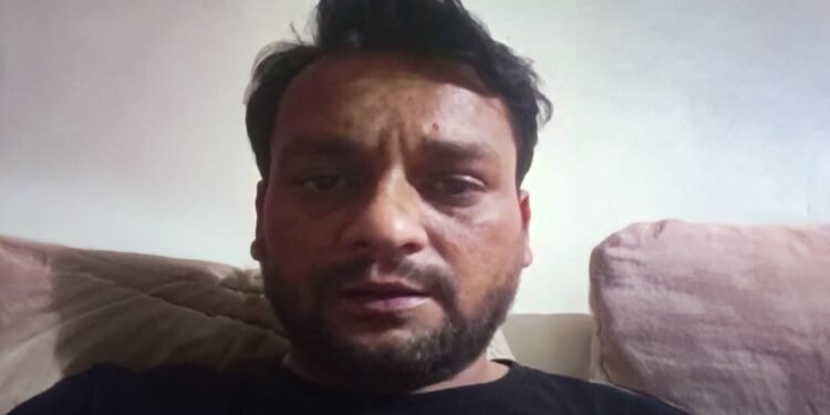 पत्नी पर प्रताड़ना का आरोप लगाकर युवक ने खाया जहर, VIDEO बनाकर सोसायटी ग्रुप में भेजा दर्द