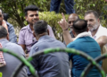 दिल्ली: ऑटो ड्राइवरों से मिले राहुल गांधी, उनकी यूनिफॉर्म पहनकर साथ खाई दाल-रोटी
