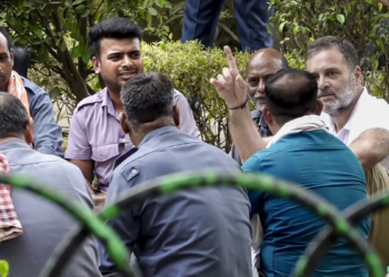 दिल्ली: ऑटो ड्राइवरों से मिले राहुल गांधी, उनकी  यूनिफॉर्म पहनकर साथ खाई दाल-रोटी