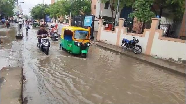 आधे घंटे की बारिश में ही पानी-पानी हुआ दरभंगा, DMCH से सड़क तक मचा हाहाकार, नगर निगम की खुली पोल