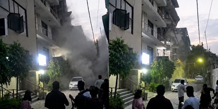 साकेत बिल्डिंग हादसे का VIDEO आया सामने, देखते ही देखते भरभराकर गिरी 5 मंजिला इमारत, 4 की मौत
