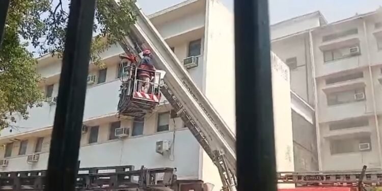 दिल्ली: ITO पर स्कूल ऑफ प्लानिंग की इमारत में लगी आग