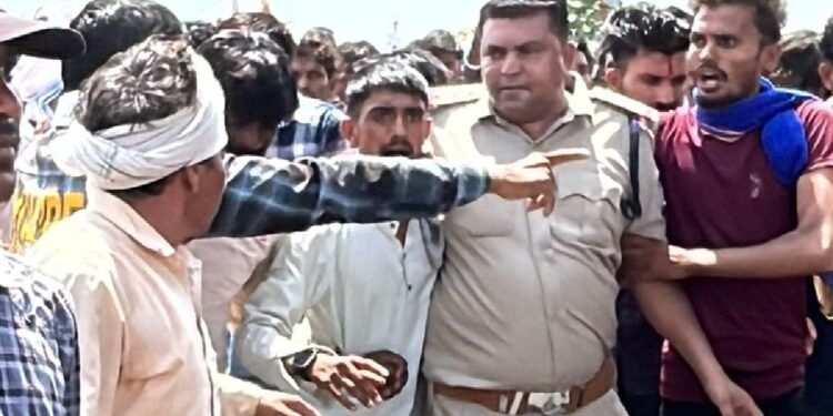 MP के खरगोन में बवाल!: युवक की मौत पर भड़कीं महिलाएं, पुलिस जवानों को दौड़ाकर पीटा; थाना इंचार्ज को बनाया बंधक