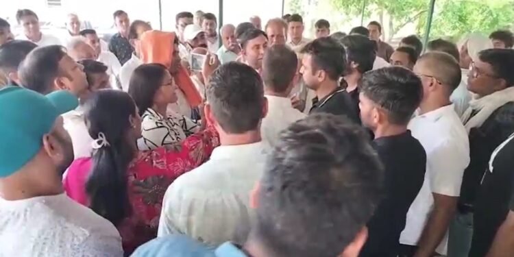 18 साल की शादी, दो बच्चे और पति के कोचिंग की छात्रा से प्रेम प्रसंग, फंदे पर लटकी मिली विवाहिता