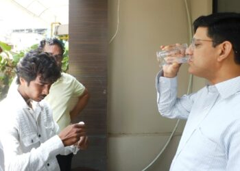 क्या सचमुच इंदौर के पानी में है ई-कोलाई बैक्टीरिया? कांग्रेस के आरोपों के बीच मेयर ने गटागट पिया नल का जल