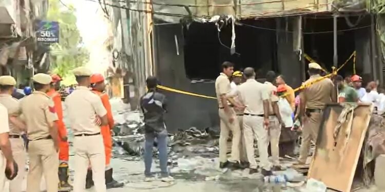 हौज रानी आग हादसे में लोगों को बचाते हुए दिल्ली पुलिस के 10 जवान घायल, AIIMS ट्रॉमा सेंटर में भर्ती