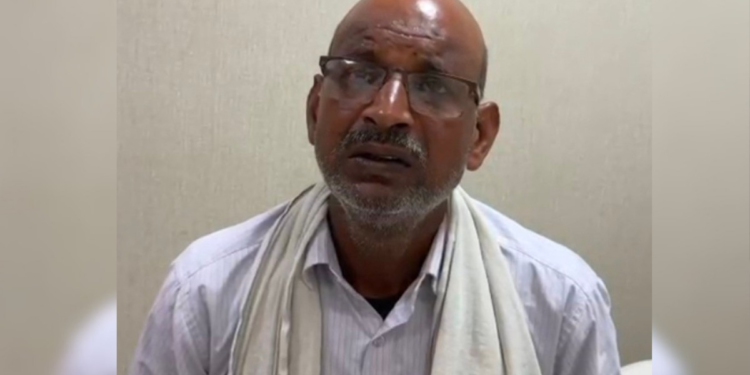 ‘मैं जिंदा हूं साहब…’, लेकिन सरकारी सिस्टम मानने को तैयार नहीं, पवन कुमार की दर्दभरी कहानी