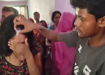 मौसी के साथ आपत्तिजनक हालत में मिला भांजा, परिजनों ने करा दी शादी