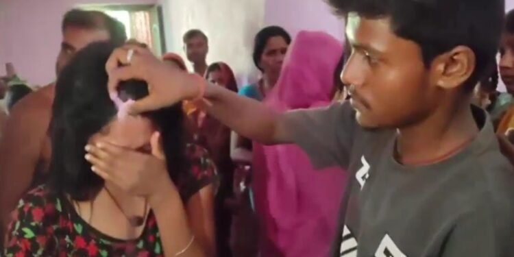 मौसी के साथ आपत्तिजनक हालत में मिला भांजा, परिजनों ने करा दी शादी
