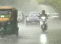 दिल्ली-NCR में तेज आंधी के साथ झमाझम बारिश, दिन में ही छाया अंधेरा
