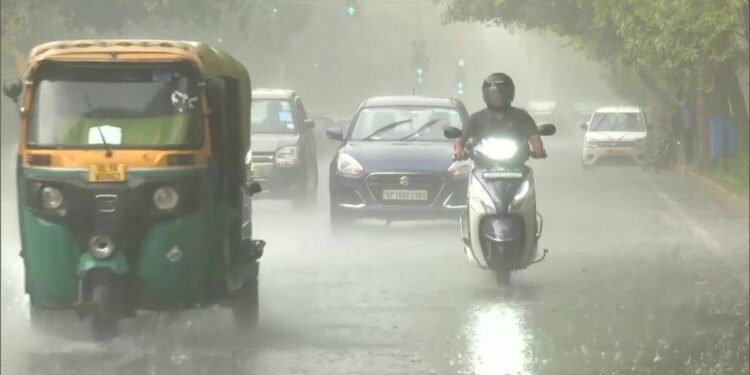 दिल्ली-NCR में तेज आंधी के साथ झमाझम बारिश, दिन में ही छाया अंधेरा