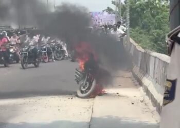 इंजन में हुई स्पार्किंग, धुआं निकला, फिर आग का गोला बन गई बाइक, दो युवकों ने कूदकर बचाई जान