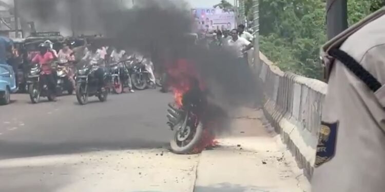 इंजन में हुई स्पार्किंग, धुआं निकला, फिर आग का गोला बन गई बाइक, दो युवकों ने कूदकर बचाई जान