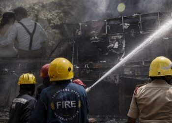 मौत भी जुदा न कर सकी: आग की लपटों के बीच एक-दूसरे की बांहों में दम तोड़ गया विदेशी जोड़ा!