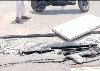 बिहार: 26 करोड़ का ओवरब्रिज 96 घंटे भी नहीं टिका, धंसने के बाद ट्रैफिक बंद