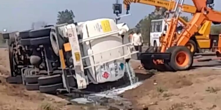 राजगढ़: आगरा-मुंबई हाईवे पर पेट्रोल-डीजल से भरा टैंकर पलटा, सैकड़ों लीटर ईंधन नालियों में बहा