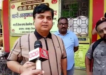 ‘हम सोचते थे 50 रन बनाएगा, वो शतक ठोक देता था’, पिता संजीव सूर्यवंशी ने बयां किया वैभव का संघर्ष