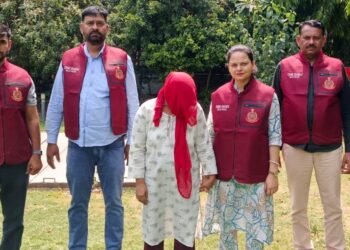 अफसरों को ब्लैकमेल कर खड़ा किया 10 करोड़ का साम्राज्य, 3000 पेज में दर्ज गैंग के कारनामे