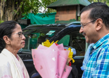दिल्ली में INDIA ब्लॉक की बैठक से पहले, ममता-केजरीवाल की गर्मजोशी भरी मुलाकात