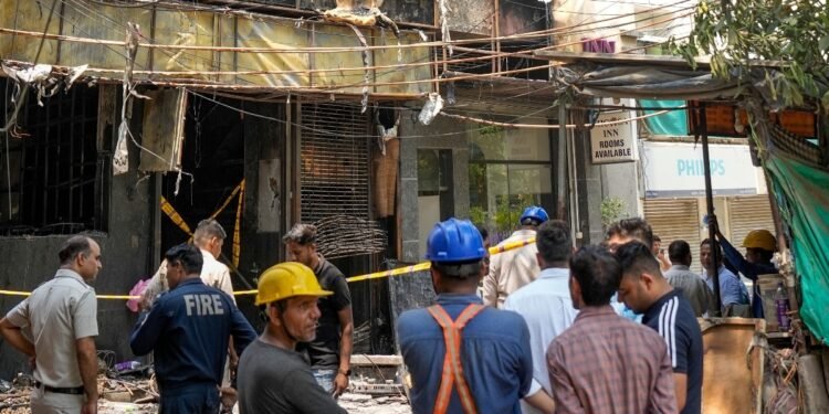 दिल्ली अग्निकांड में मौतों का आंकड़ा पहुंचा 22, अस्पताल में भर्ती विदेशी नागरिक ने तोड़ा दम
