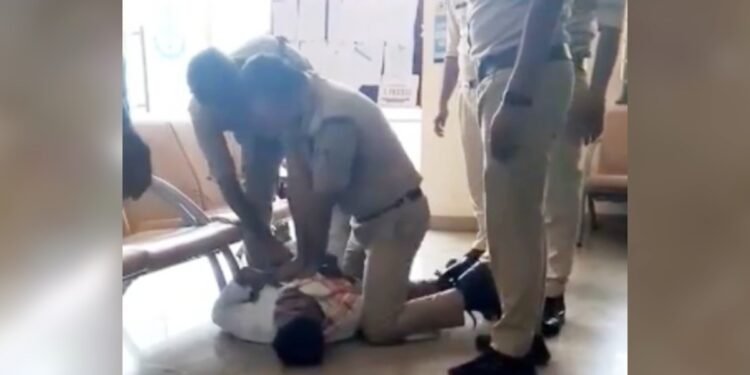 मौत के मुंह से खींच लाए पुलिस के जांबाज… युवक को आया हार्ट अटैक, 5 मिनट तक CPR देकर ऐसे बचाई जान
