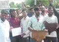 फटी चड्ढी दिखाकर ऑटो वालों का अनोखा प्रदर्शन, बोले- किस्त भरते-भरते हाल बेहाल