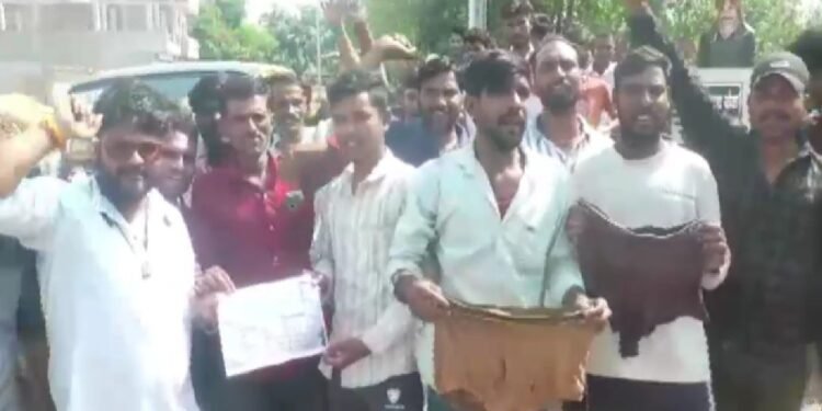 फटी चड्ढी दिखाकर ऑटो वालों का अनोखा प्रदर्शन, बोले- किस्त भरते-भरते हाल बेहाल