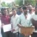 फटी चड्ढी दिखाकर ऑटो वालों का अनोखा प्रदर्शन, बोले- किस्त भरते-भरते हाल बेहाल 