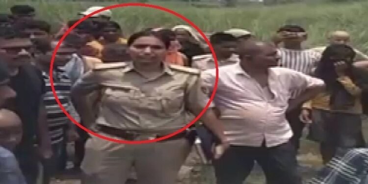 जमीन में पड़ी थी अधजली डेडबॉडी, थानाध्यक्ष बोलीं- ‘मुझे तेज धूप लग रही, जल्द करो’