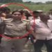 जमीन में पड़ी थी अधजली डेडबॉडी, थानाध्यक्ष बोलीं- ‘मुझे तेज धूप लग रही, जल्द करो’