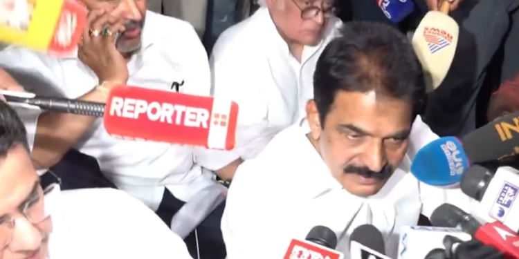 चुनाव आयोग के बाहर कांग्रेस का धरना, मीनाक्षी नटराजन की उम्मीदवारी रद्द होने का विरोध