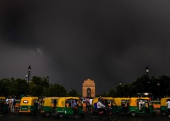 दिल्ली-NCR में मौसम का रौद्र रूप, 128 KM/घंटा की स्पीड वाली हवाओं ने उड़ाए होश