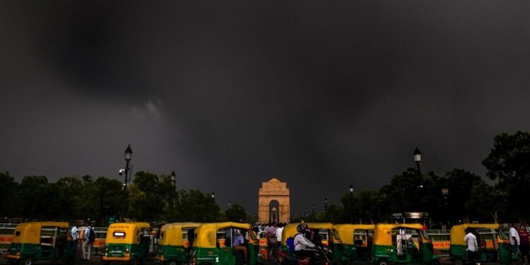 दिल्ली-NCR में मौसम का रौद्र रूप, 128 KM/घंटा की स्पीड वाली हवाओं ने उड़ाए होश