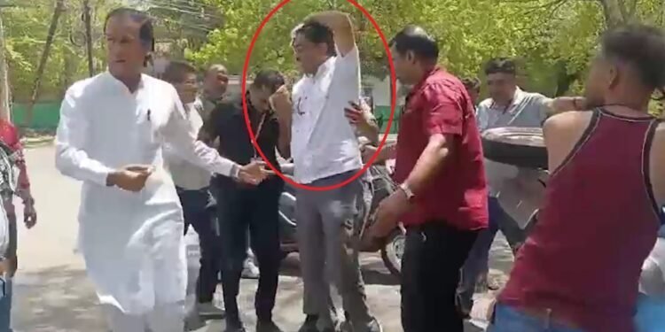 धरने में जा रहे कांग्रेस विधायक विपिन जैन का पलटा ऑटो, फट गया सिर- VIDEO